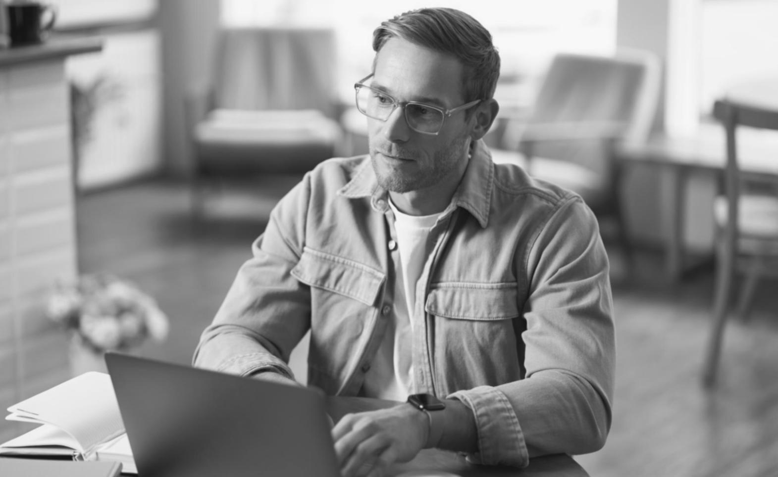 Participant travaillant sur son budget personnel lors d'un atelier