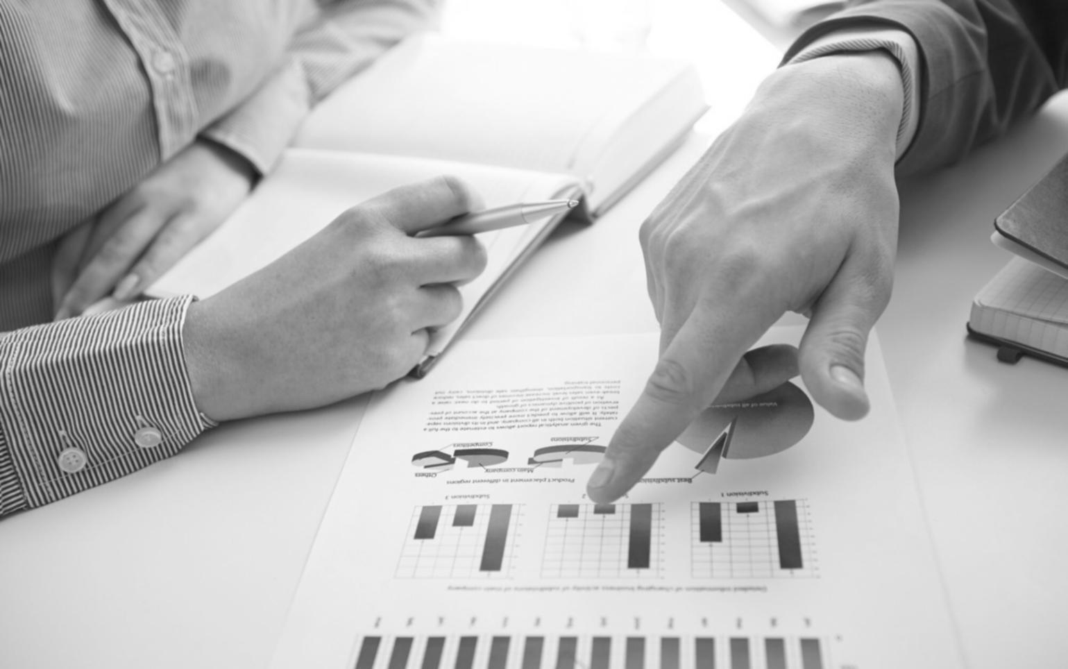 Consultation financière personnalisée autour d'une table avec documents et analyses