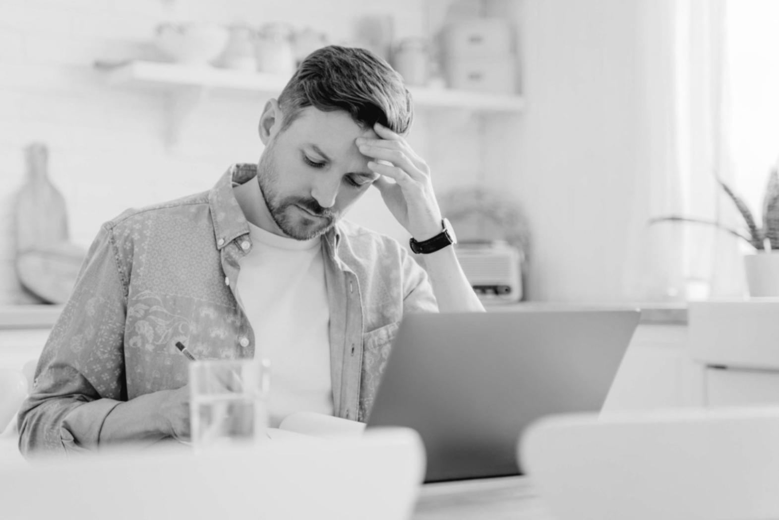Espace de travail organisé avec documents financiers et outils de planification budgétaire
