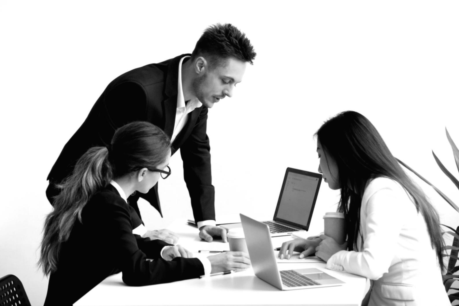 Participant suivant une session d'apprentissage budgétaire avec des outils pratiques